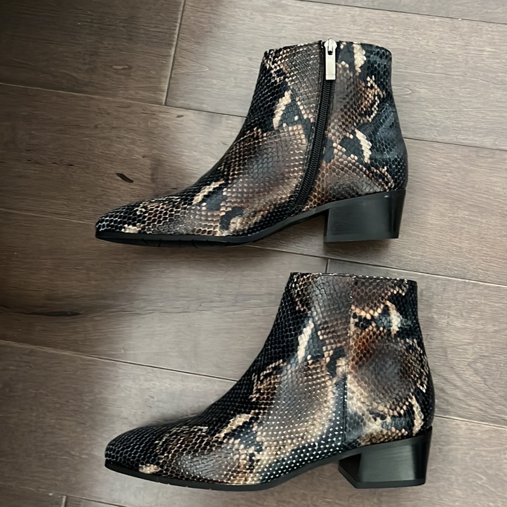 Aquaitalia womens waterproof boots, size 10. Never been worn.